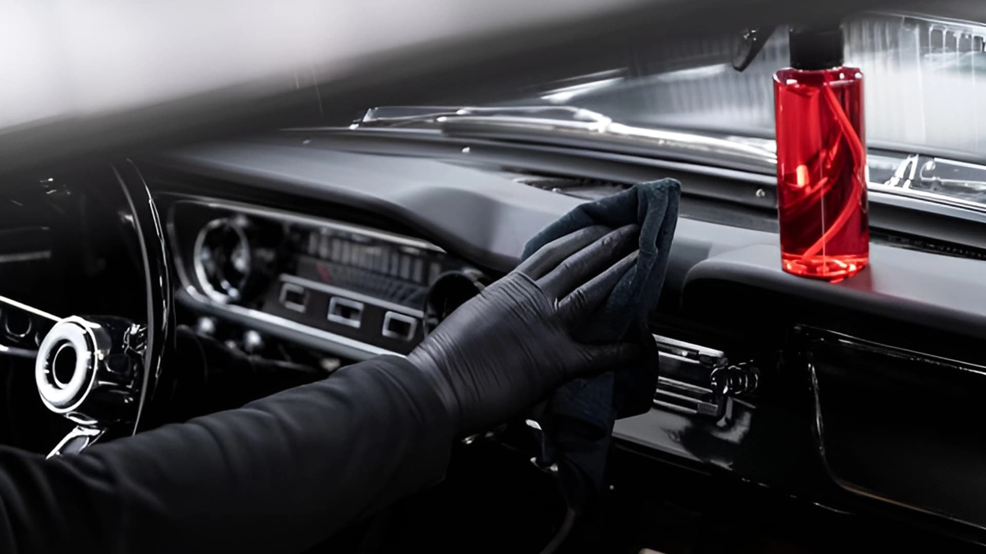Premium KFZ Detailing im dunklen Studio